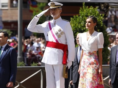 Los Reyes presiden el desfile de Día de las Fuerzas Armadas, en Granada, este sábado. En la izquierda de la imagen, el presidente de la Junta de Andalucía, Juan Manuel Moreno.