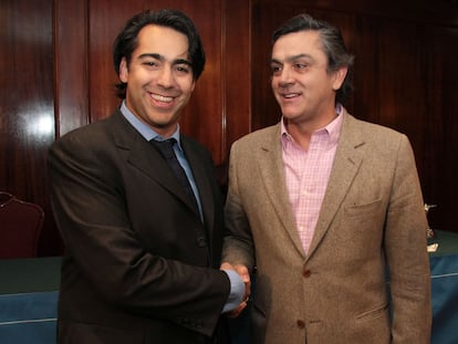 El escandidato presidencial Marco Enríquez-Ominami saluda al exministro de Economía Pablo Longueira, en un evento en agosto de 2009.