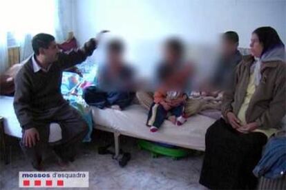 Una de las familias rumanas detenidas, en su domicilio de Badalona.