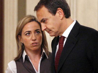 Carme Chacón cuchichea con Zapatero en el pleno del Consejo de Defensa.