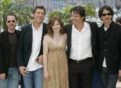 Javier Bardem, junto a los directores de 'No Country for Old Men' (en los extremos) y sus  compañeros de reparto