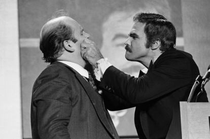 Burt Reynolds pellizca en la mejilla al comediante Dom DeLuise, en 1977.