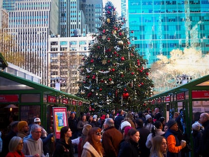 Decenas de neoyorquinos, el 15 de diciembre, de compras en Bryant Park.