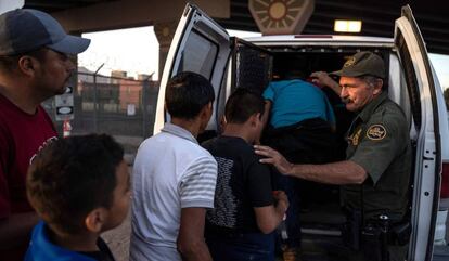 Alguns centro-americanos são transportados a um centro de detenção em El Paso, Texas, em maio passado.