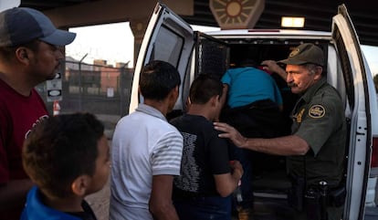 Alguns centro-americanos são transportados a um centro de detenção em El Paso, Texas, em maio passado.