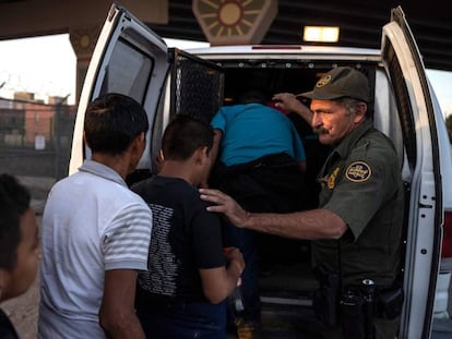 Alguns centro-americanos são transportados a um centro de detenção em El Paso, Texas, em maio passado.