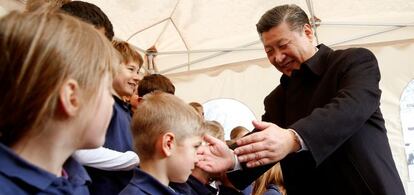 Xi Jinping saluda a los miembros de un coro infantil en Kehrsatz (Suiza).