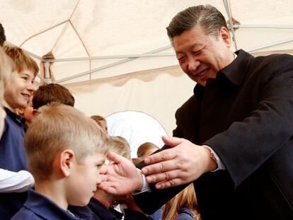 Xi Jinping saluda a los miembros de un coro infantil en Kehrsatz (Suiza).