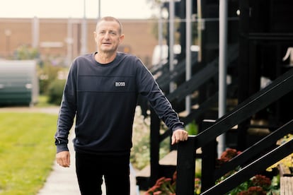 Matt Wiseman of Jimmy's Cambridge in front of one of the houses for the homeless