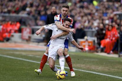 El rojiblanco Siqueira abraza a Carvajal.