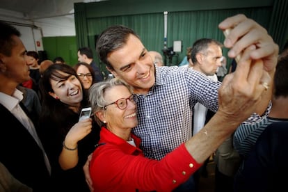 El secretario general del PSOE, Pedro Sánchez, se fotografía con simpatizantes a su llegada al acto electoral en el que ha arropado al candidato socialista a la Presidencia de la Xunta, Xoaquín Fernández Leiceaga, en A Coruña.