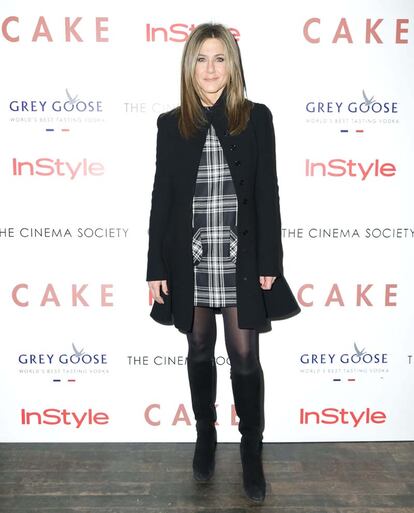 Abrigo negro, vestido de cuadros y botas por debajo de la rodilla. Un look sencillo y fácilmente imitable que Jennifer Aniston escogió para la presentación del filme Cake.