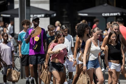 Vecinos y turistas pasean por la Plaza Cataluña, en Barcelona