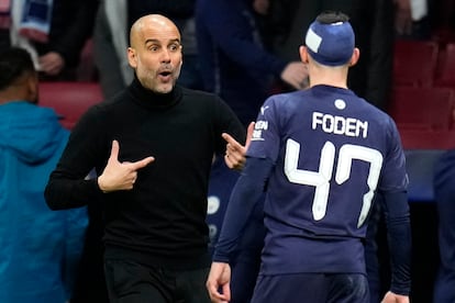 Guardiola habla con Foden durante el Atlético-City.