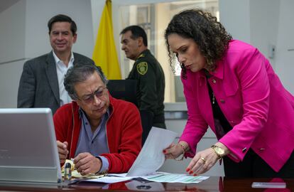 BOG700. BOGOTÁ. (COLOMBIA), 05/09/2024.- Fotografía cedida por la oficina de prensa de la presidencia de la República del mandatario Gustavo Petro reunido con la ministra de transporte, María Constanza García, y el ministro del Interior, Juan Fernando Cristo.