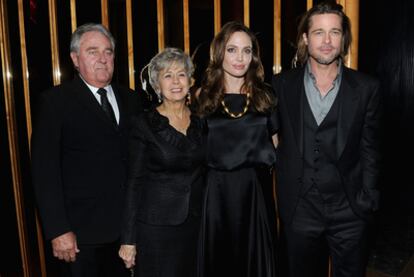 Bill y Janet Pitt, junto a su nuera y su hijo, Angelina Jolie y Brad Pitt, en Nueva York.