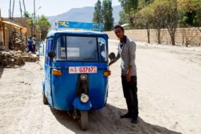 Arriba, Mulu, que de niña recibió ayuda de una familia española, con sus dos hijos en la tienda que ha montado. Abajo, Ephrem, ex apadrinado, ahora se gana la vida con un mototaxi.