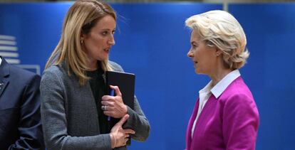 La presidenta del Parlamento Europeo, Roberta Metsola (izquierda), y la presidenta de la Comisión Europea, Ursula von der Leyen.