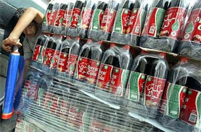 Un trabajador envala un palé de Meca-Cola, ideada como alternativa "ideológica" a la Coca-Cola, en la ciudad palestina de Taibe.