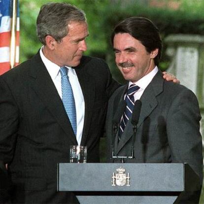 Bush y Aznar en los jardines de La Moncloa en julio de 2001.