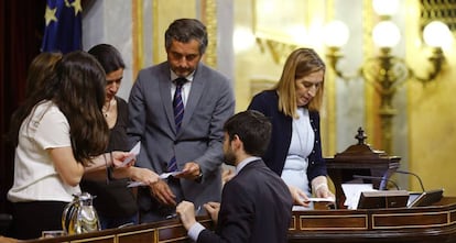 La presidenta del Congreso, Ana Pastor  y el resto de miembros de la mesa realizan un recuento de votos tras detectarse dos errores, el 16 de julio.