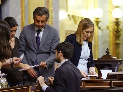 La presidenta del Congreso en 2018, Ana Pastor, con el entonces letrado mayor y secretario general, Carlos Gutiérrez, en el centro, y otros miembros de la Mesa.