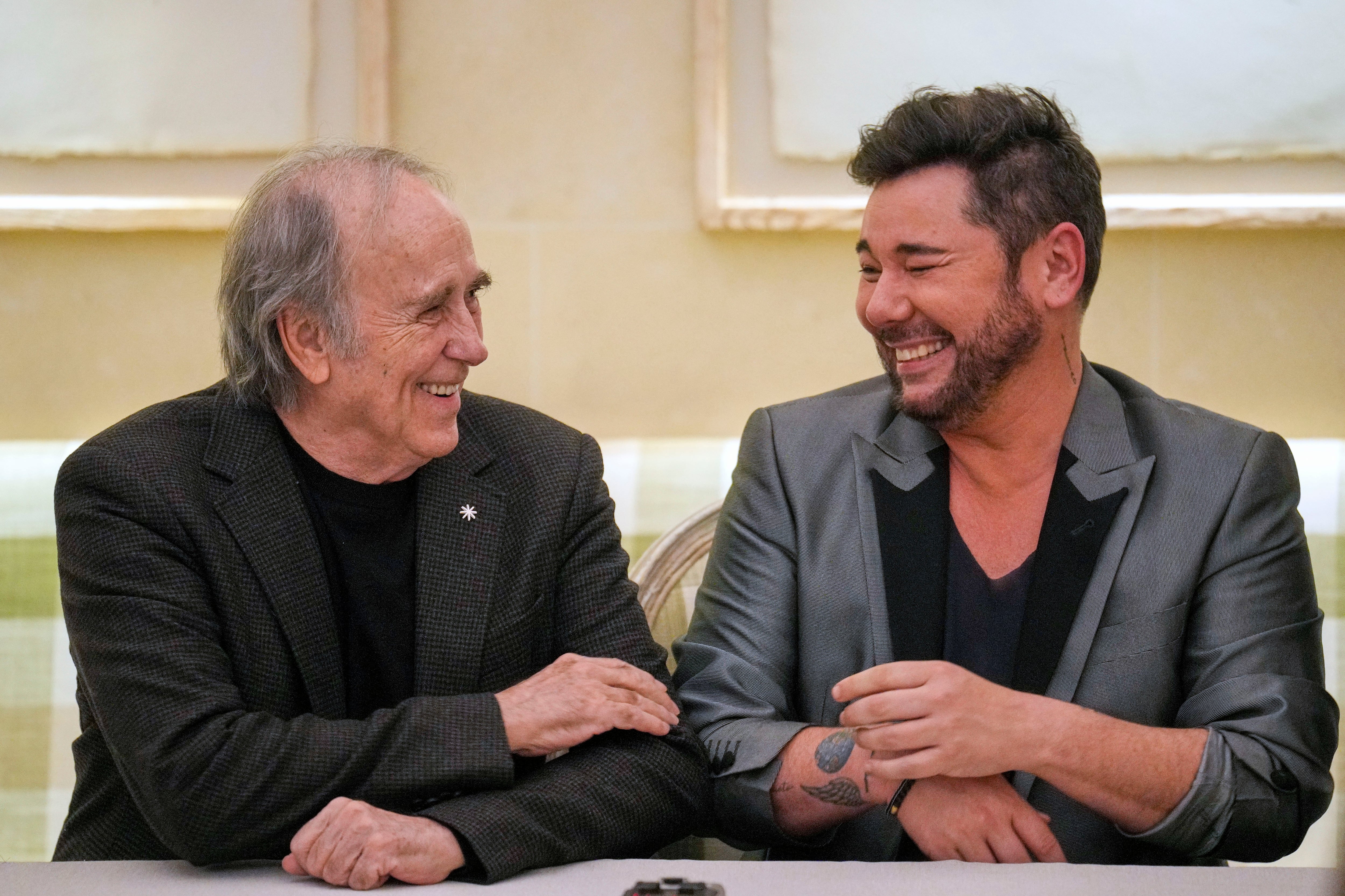 Serrat y Miguel Poveda homenajean a Federico García Lorca en el hotel en donde vivió el poeta en Barcelona