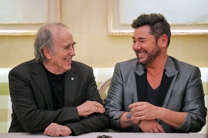 Miguel Poveda (i) y Joan Manuel Serrat, durante el homenaje a García Lorca en el Hotel Majestic de Barcelona, este jueves.