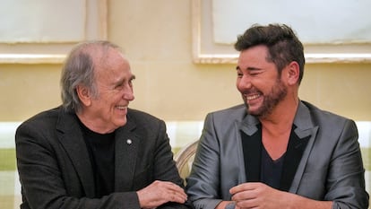 Miguel Poveda (i) y Joan Manuel Serrat, durante el homenaje a García Lorca en el Hotel Majestic de Barcelona, este jueves.