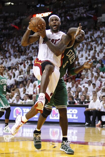 LeBron James intenta encestar superando a su rival de los Celtics, Kevin Garnett.