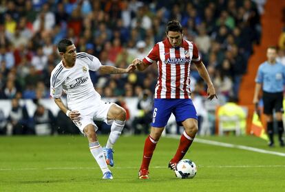 Di María y Koke, en partido Madrid- Atlético de la 7ª jornada de la Liga. El Atlético se impuso 0-1 en el Santiago Bernabéu.