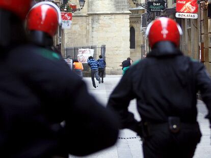 Un momento de la carga de la Ertzainzta contra varios de los manifestantes que secundaron la marcha prohibida de ayer en San Sebastián.