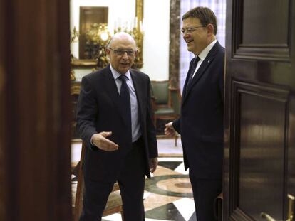 El ministro de Hacienda, Crist&oacute;bal Montoro, recibe al president de la Generalitat Valenciana, Ximo Puig.