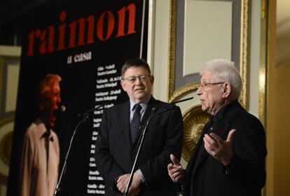 El cantante Raimon, acompa&ntilde;ado del presidente Ximo Puig, en la presentaci&oacute;n de su gira. 