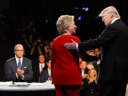 Los candidatos Hillary Clinton y Donald Trump se saludan antes del debate.