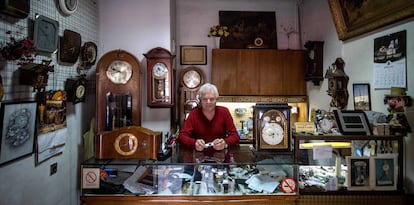 Dragan Dragas, a la seva botiga de reparació de rellotges.