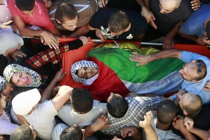 Palestinos carregam o corpo de Tamer Sammour, 22, durante seu funeral. Ele morreu perto de Tulkarem, após uma ofensiva israelense.