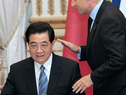 El presidente chino, Hu Jintao, y el presidente francés, Nicolas Sarkozy, ayer en el palacio del Elíseo.