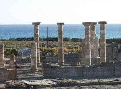 Columnata de la basílica, presidida por la estatua de Trajano, en Tarifa.