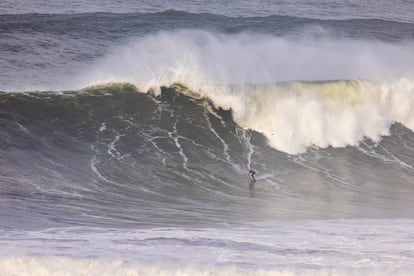 Laura Coviella, surfeando en las olas gigantes de Nazaré.