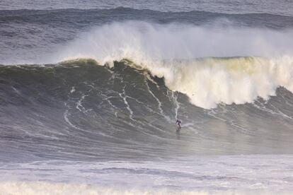 Laura Coviella, surfeando en las olas gigantes de Nazaré.