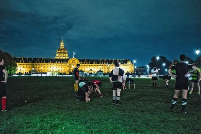 Aficionados al rugby junto al Palacio Nacional de los Inválidos.