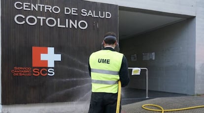 Un soldado de la Unidad Militar de Emergencias utiliza una manguera para realizar la limpieza y desinfección del centro de salud Cotolino, en Castro Urdiales.