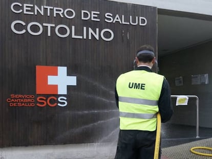 Un soldado de la Unidad Militar de Emergencias utiliza una manguera para realizar la limpieza y desinfección del centro de salud Cotolino, en Castro Urdiales.