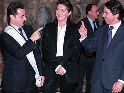 Nicolas y Cécilia Sarkozy, junto a José María Aznar, ayer, en el palacio de la Moncloa. 

/ MIGUEL GENER