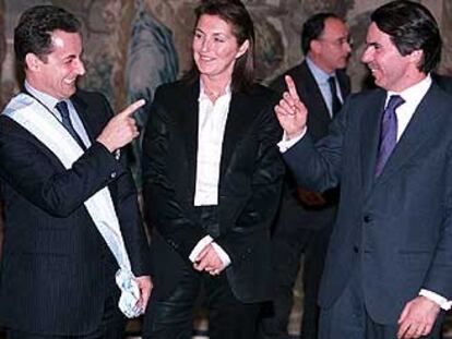 Nicolas y Cécilia Sarkozy, junto a José María Aznar, ayer, en el palacio de la Moncloa. 

/ MIGUEL GENER