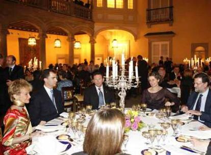 La vicepresidenta Fernández de la Vega, el príncipe Felipe, el <i>lehendakari</i> Ibarretxe, Concha Jiménez, mujer de Javier Solana, y el líder del PP, Mariano Rajoy.