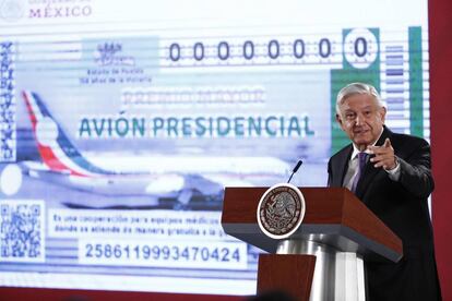 López Obrador presenta el billete para la rifa simbólica del avión presidencial.