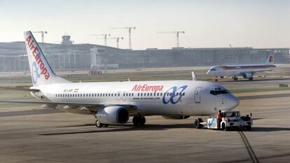 Un avi&oacute;n de Air Europa en el aeropuerto de Barcelona