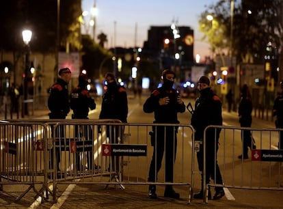 Agents de la Policia Nacional al perímetre de seguretat al voltant de la Llotja de Mar de Barcelona.